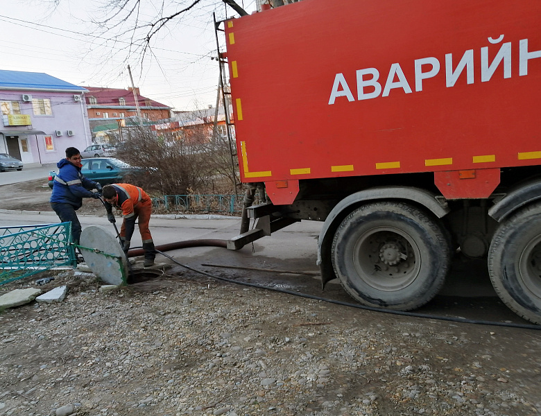 Специалисты прочистили канализацию в Усть-Лабинске