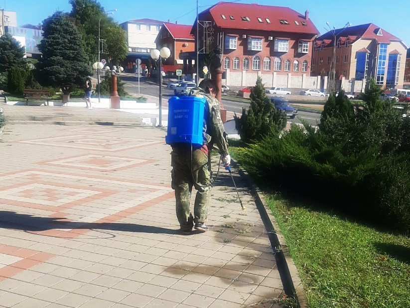 Специалисты продолжают наводить порядок на улицах Усть-Лабинска