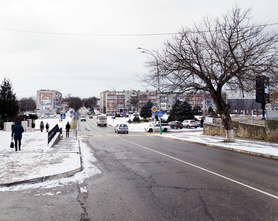 В Усть-Лабинске дороги обработали от снега и льда