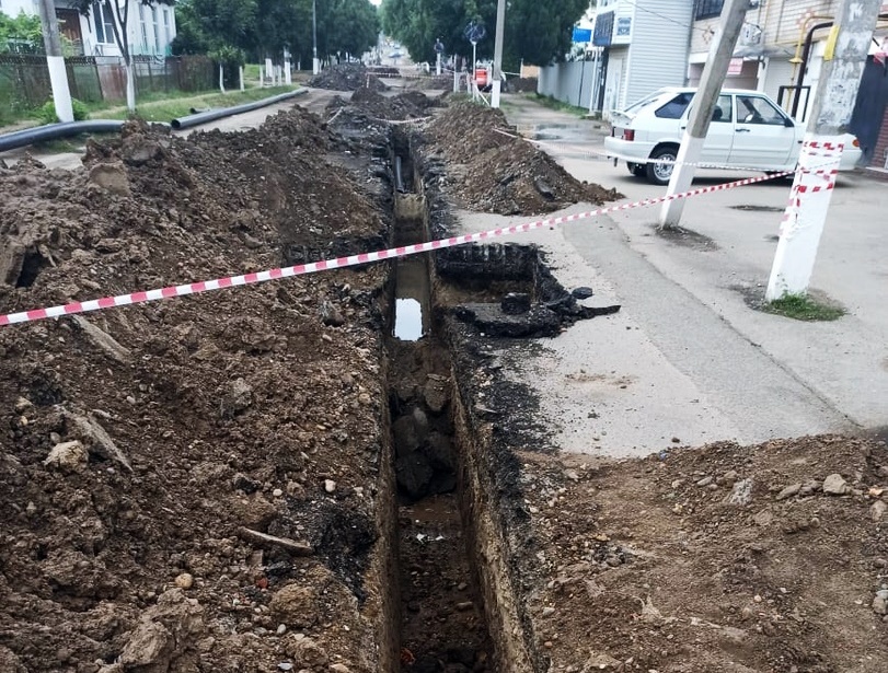 Работы на водопроводе по ул. Октябрьская продолжаются