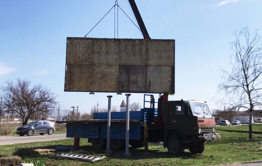 В Усть-Лабинске продолжаются работы по демонтажу незаконных рекламных конструкций