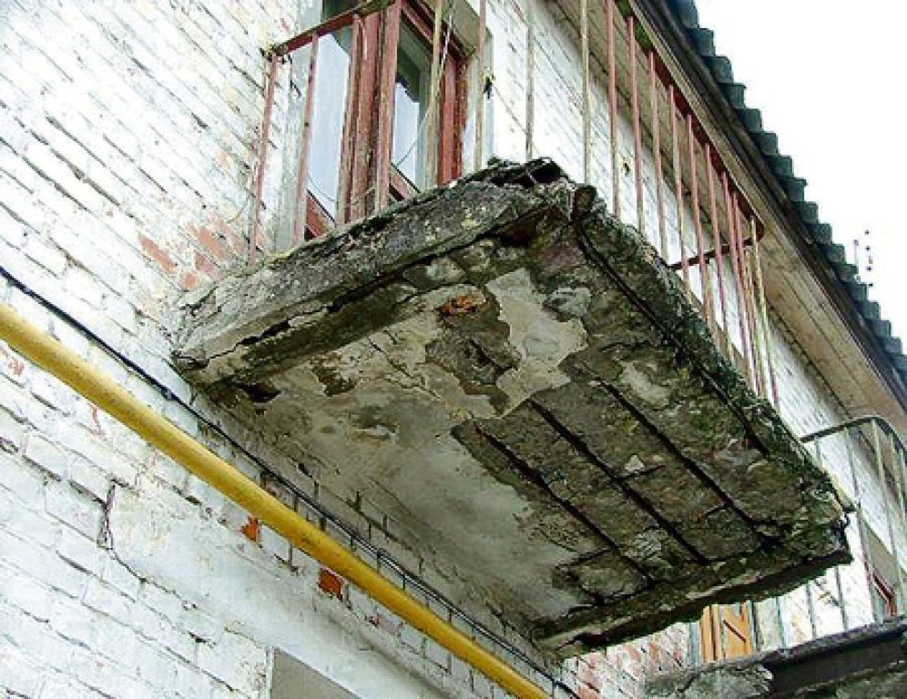 Если разрушается балконная плита, сообщите об этом в отдел ЖКХ