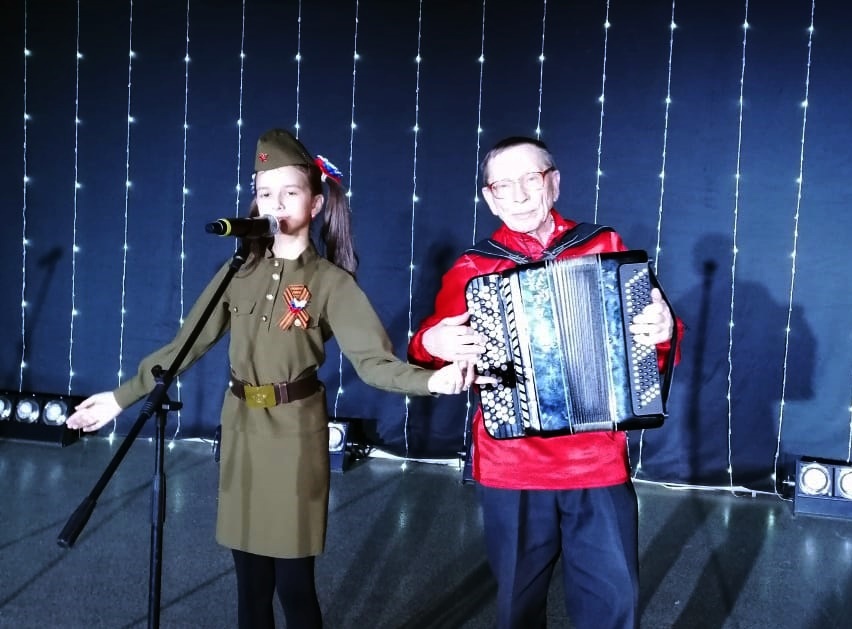 Артисты Усть-Лабинского городского Дома культуры приняли участие в конкурсе военно-патриотической песни "Война – боль души моей"