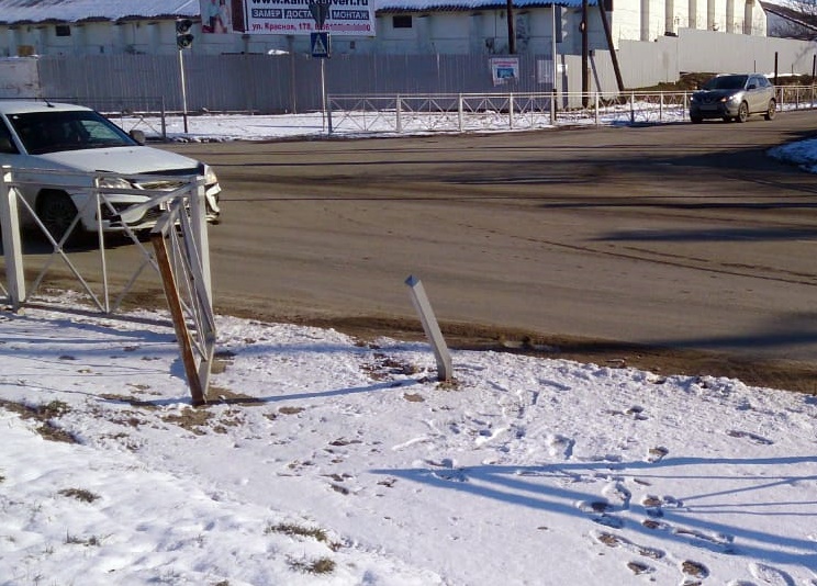 Разыскивается водитель, повредивший пешеходное ограждение по ул. Гагарина в Усть-Лабинске