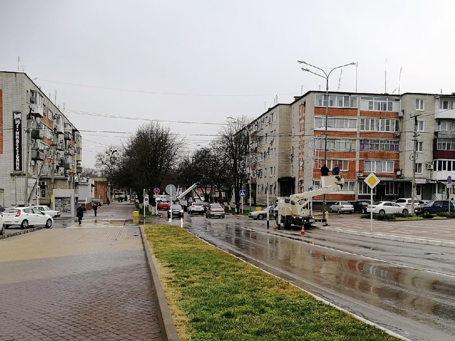 В Усть-Лабинске продолжаются работы по украшению улицы Ленина