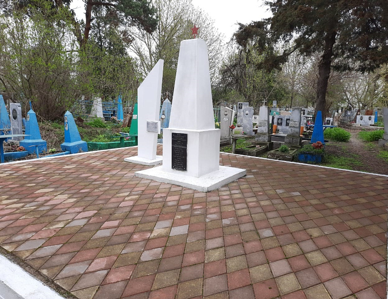 Санитарная уборка на территории воинских захоронений, памятников и мемориалов