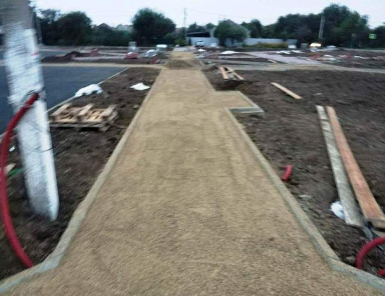 Строительство сквера: заканчиваются работы по укладке тротуарной плитки