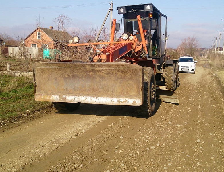 В Усть-Лабинске возобновились работы по ремонту гравийных дорог