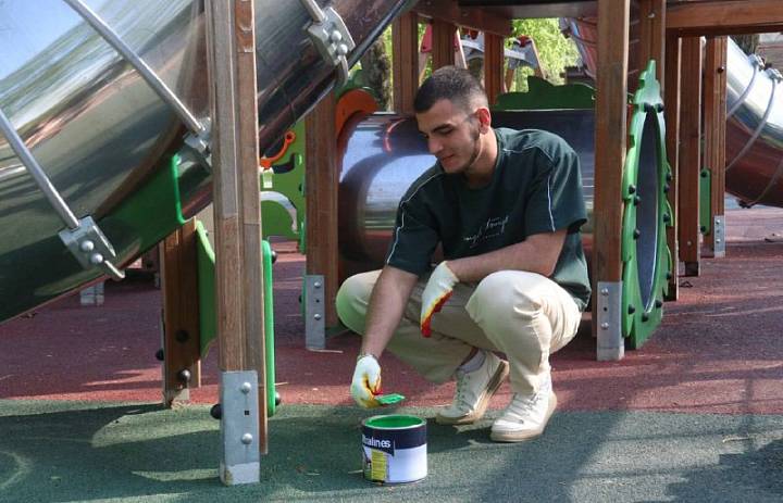 Волонтеры молодежного центра «Вектор» продолжают приводить детские площадки в порядок, придавая им больше яркости и красок!