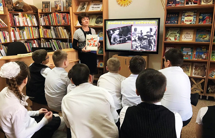 Урок солдатского подвига "Война была работой" прошёл в библиотеке Усть-Лабинска