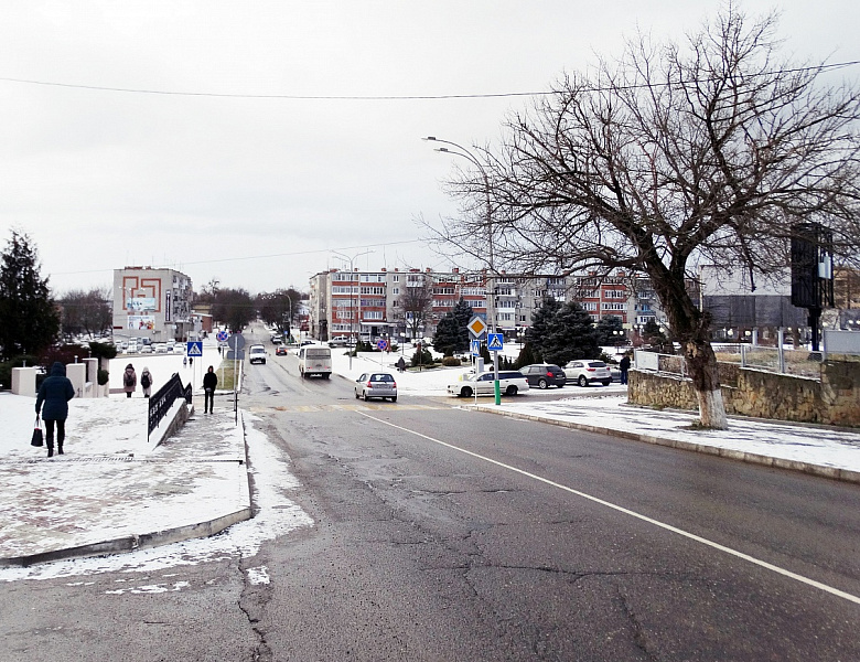В Усть-Лабинске дороги обработали от снега и льда