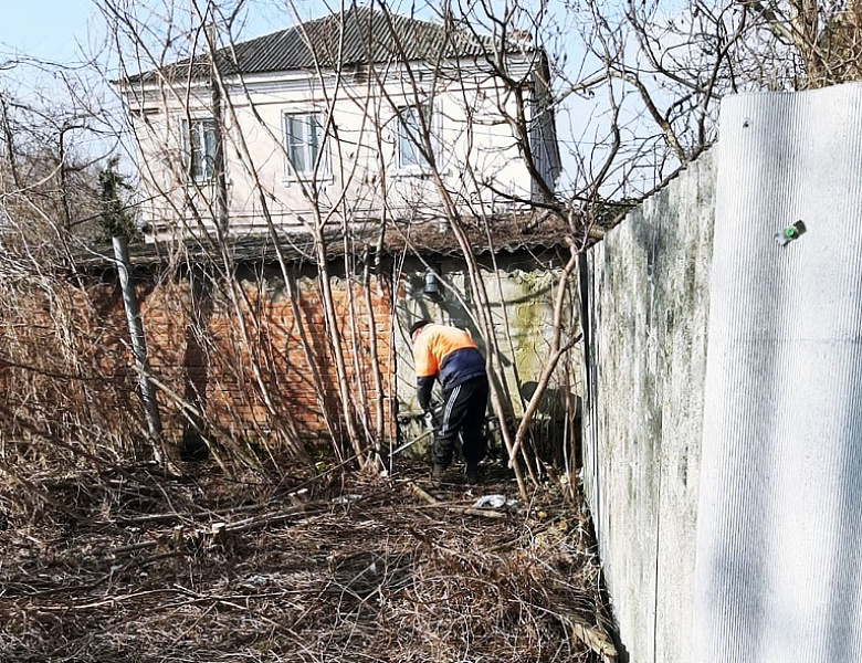 На улицах Усть-Лабинска продолжаются плановая уборка мусора и вырубка поросли