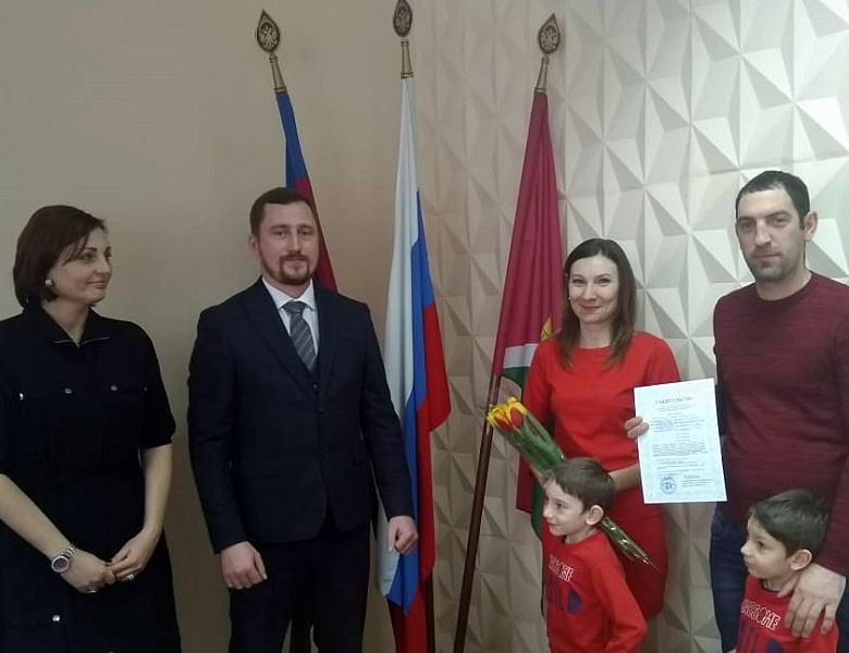 Молодым семьям Усть-Лабинска вручили сертификаты на приобретение жилья