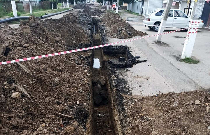 Работы на водопроводе по ул. Октябрьская продолжаются