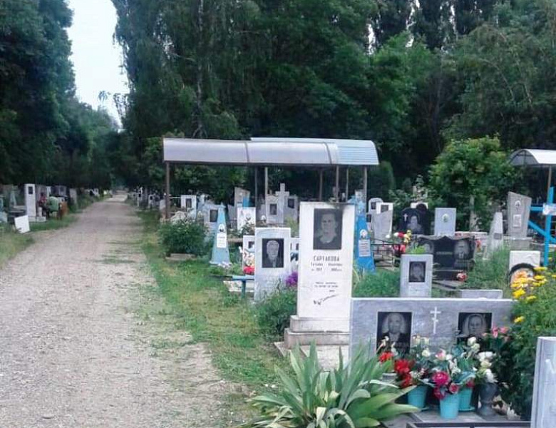 МБУ «Город» наводит порядок на кладбище по улице Звёздной