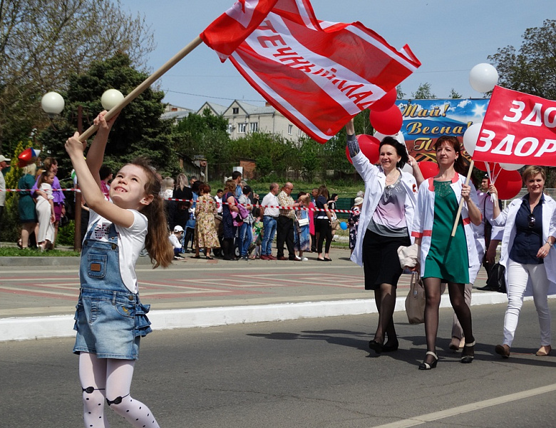 Более 8 тысяч усть-лабинцев приняли участие в Первомайском шествии
