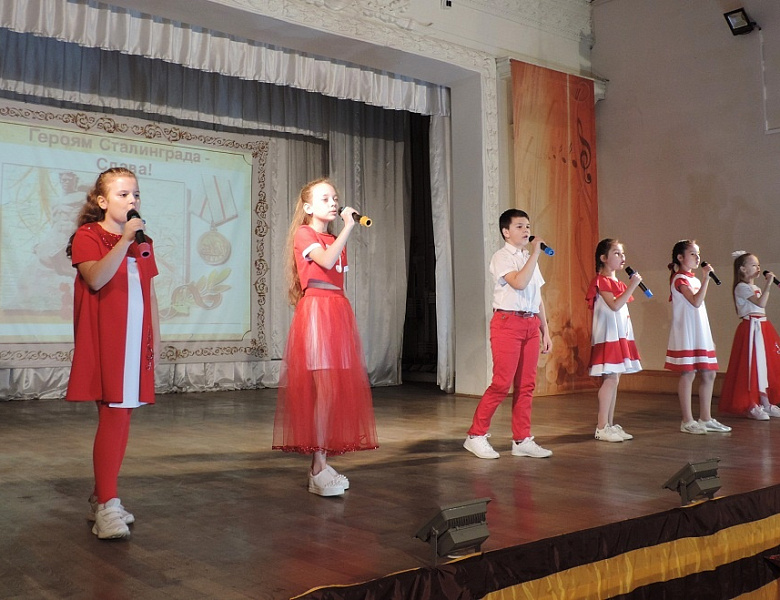 Торжественно-памятные мероприятия, посвященные 77-летию Сталинградской битвы, прошли в Усть-Лабинском Доме культуры