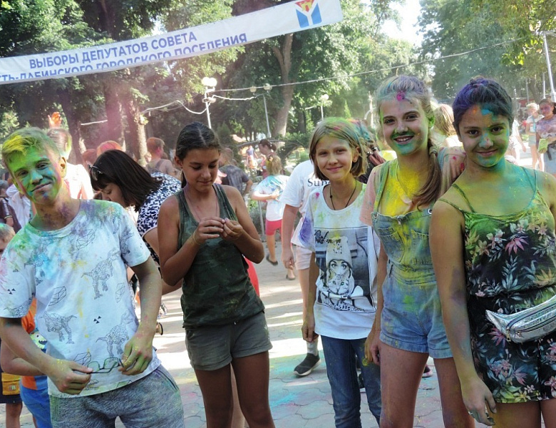 Фестиваль красок «Холли» прошёл городском парке