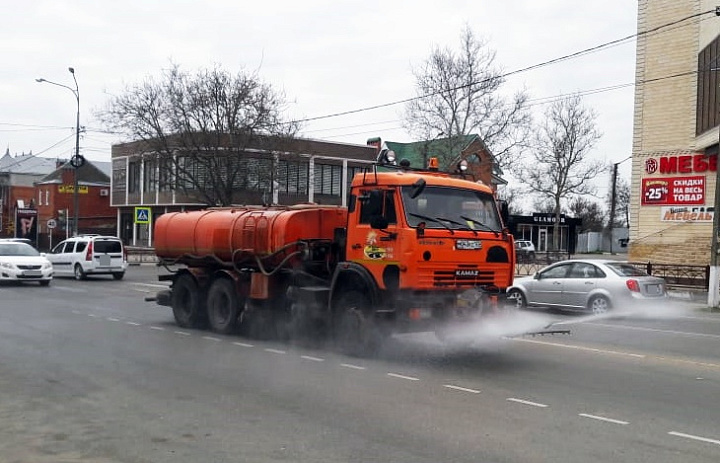 В Усть-Лабинске продолжается обработка улиц