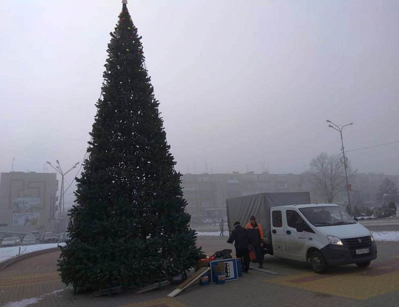 В Усть-Лабинске устанавливается главная ёлка города