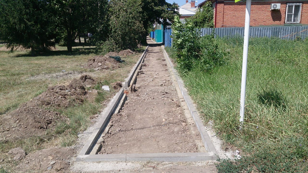 В Усть-Лабинске продолжается ремонт тротуаров