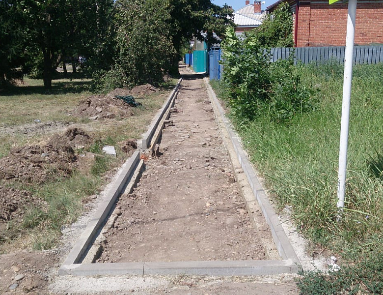 В Усть-Лабинске продолжается ремонт тротуаров