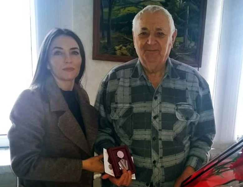 Исполняющий обязанности главы Усть-Лабинска Станислав Гайнюченко принял участие во вручении памятных медалей ветеранам войны