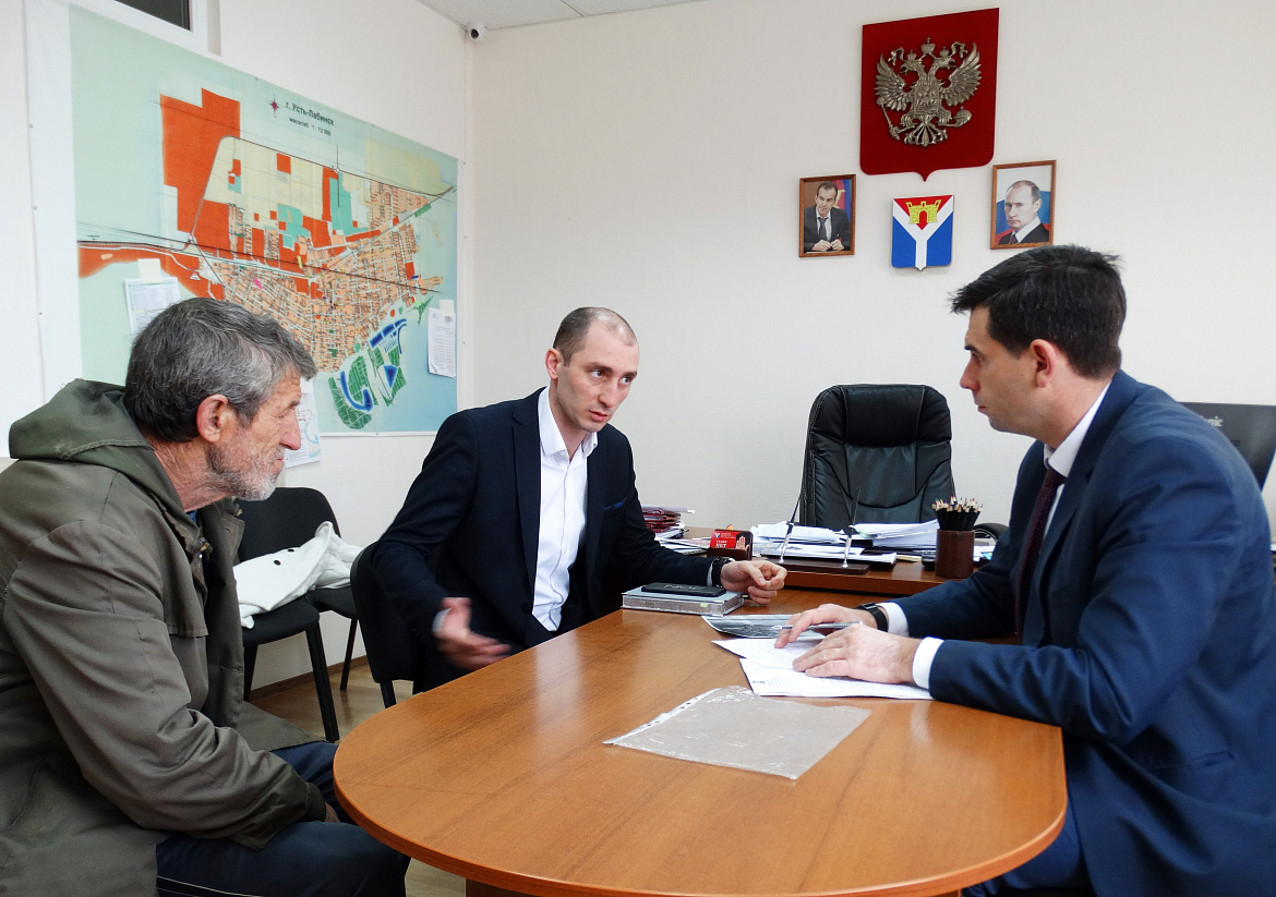 Исполняющий обязанности главы Усть-Лабинска Станислав Гайнюченко провёл приём граждан по личным вопросам