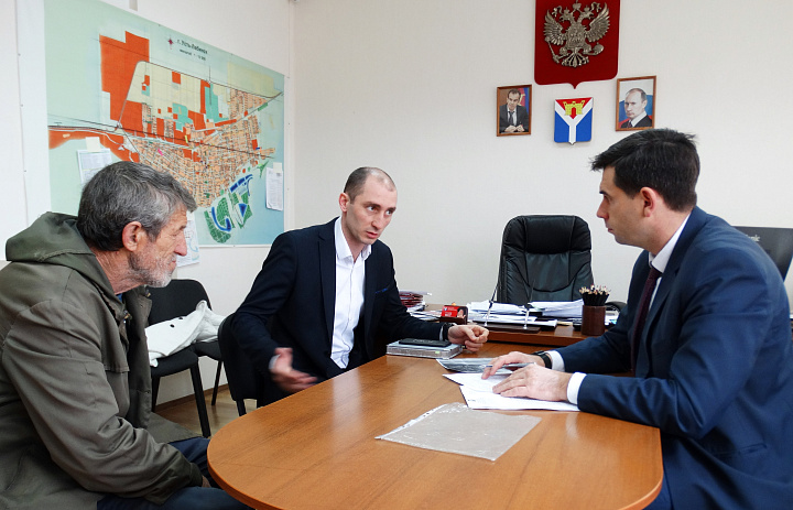 Исполняющий обязанности главы Усть-Лабинска Станислав Гайнюченко провёл приём граждан по личным вопросам