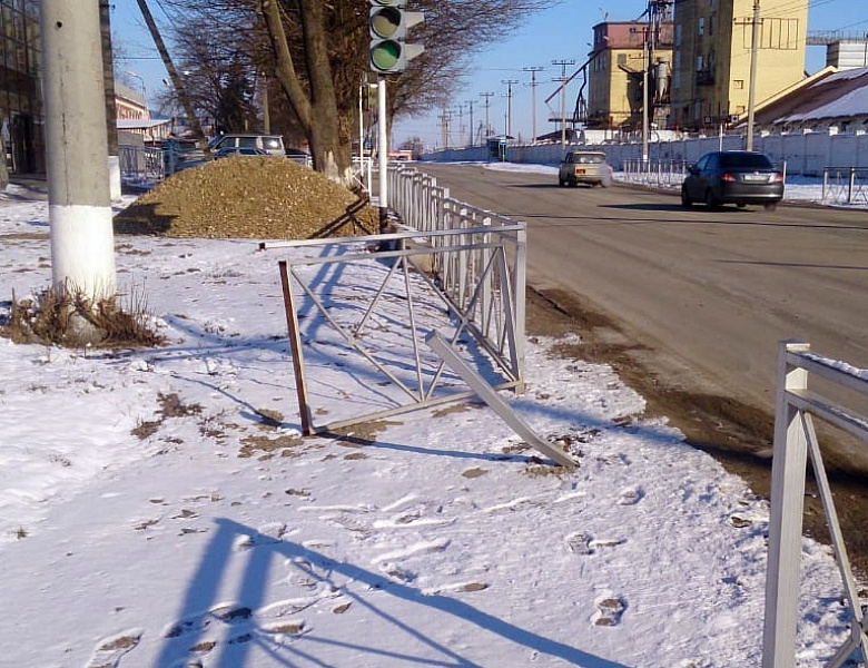 Разыскивается водитель, повредивший пешеходное ограждение по ул. Гагарина в Усть-Лабинске