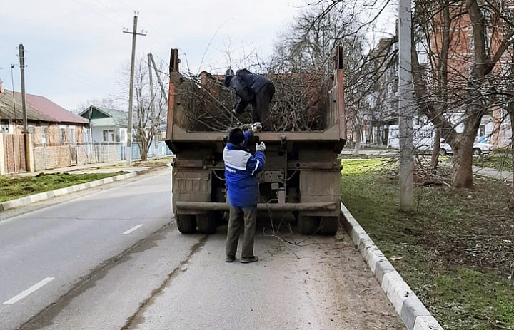 Специалисты продолжают наводить порядок на улицах Усть-Лабинска