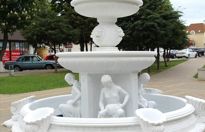 Специалисты устраняют неполадки и приводят в порядок фонтан в сквере на ул. Ленина