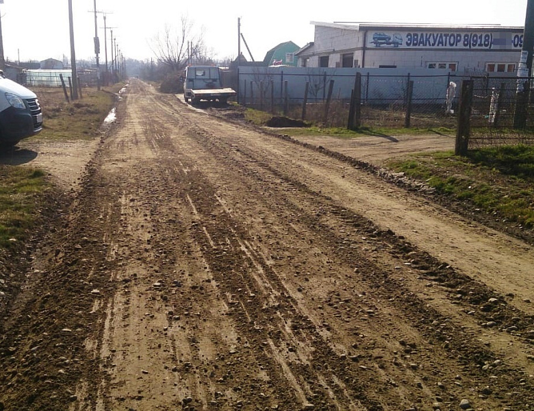 В Усть-Лабинске возобновились работы по ремонту гравийных дорог