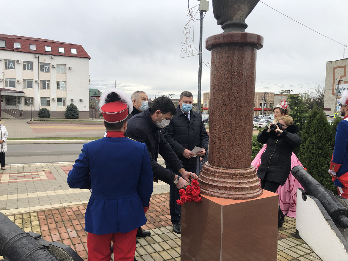 24 ноября в честь 290 дня рождения Александра Суворова возложили к памятнику цветы