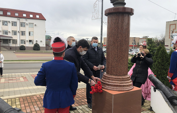 24 ноября в честь 290 дня рождения Александра Суворова возложили к памятнику цветы