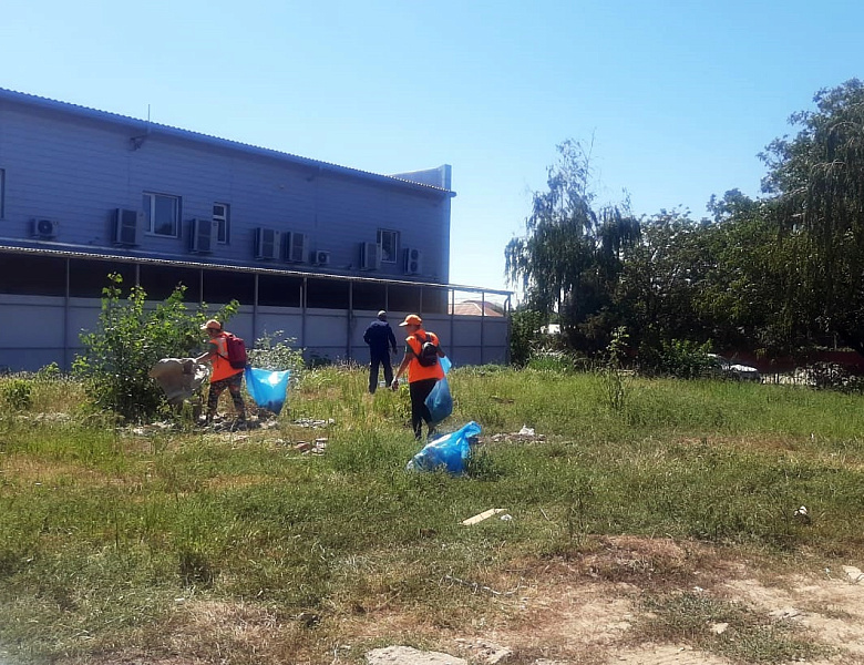 Покос травы и уборка детских площадок на улицах Усть-Лабинского городского поселения