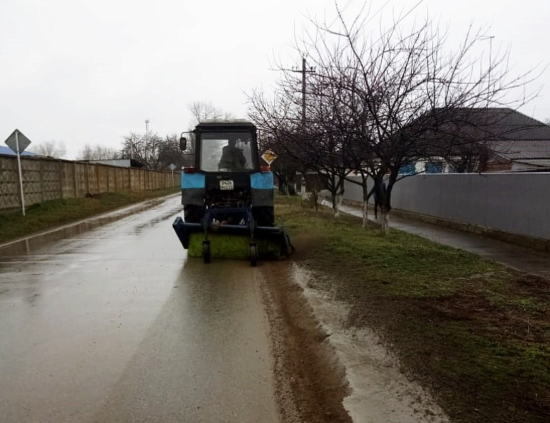 На улицы Усть-Лабинска вышла спецтехника по очистке дорог и обочин