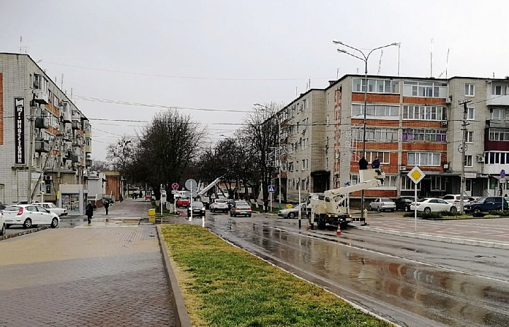 В Усть-Лабинске продолжаются работы по украшению улицы Ленина
