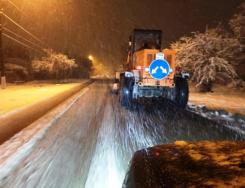 Очищают дороги от снега