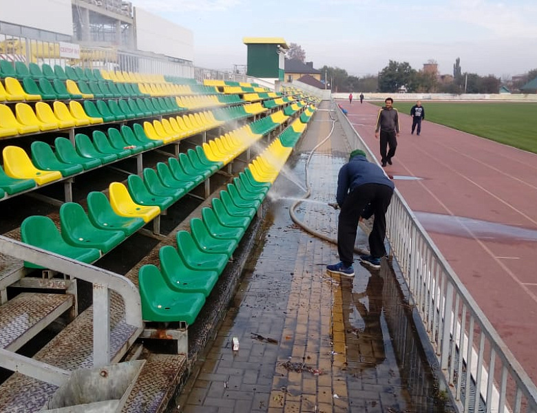 На стадионе "Кубань" проходит подготовка к зимнему сезону. 