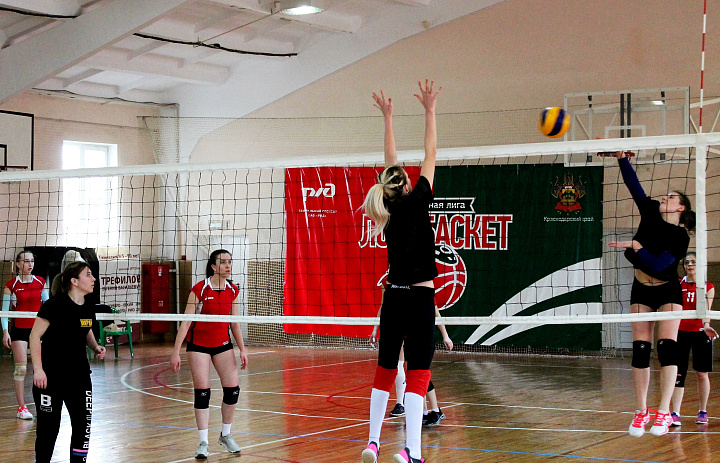 Волейболистки из Усть-Лабинска заняли второе место в районном Чемпионате