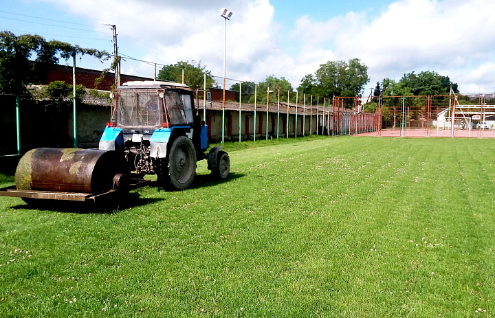 Работы по ремонту и уходу за газонным покрытием футбольного поля на стадионе "Юность"
