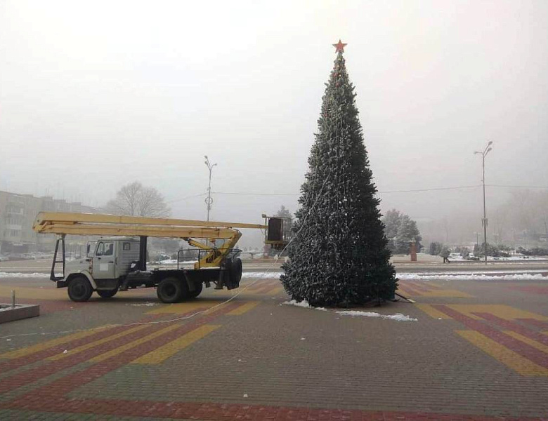 В Усть-Лабинске устанавливается главная ёлка города
