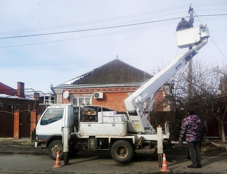 Специалисты продолжают налаживать освещение на улицах Усть-Лабинска