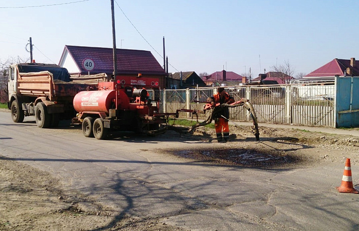 В Усть-Лабинске стартовал ямочный ремонт дорог
