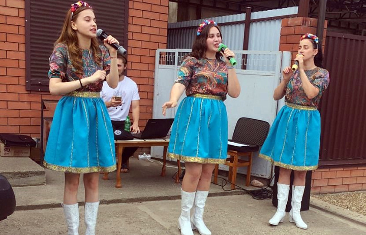 В Усть-Лабинске прошли концерты "с доставкой на дом"
