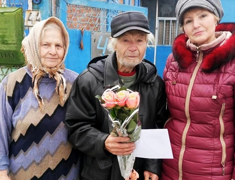 Ветераны Усть-Лабинска продолжают получать поздравления