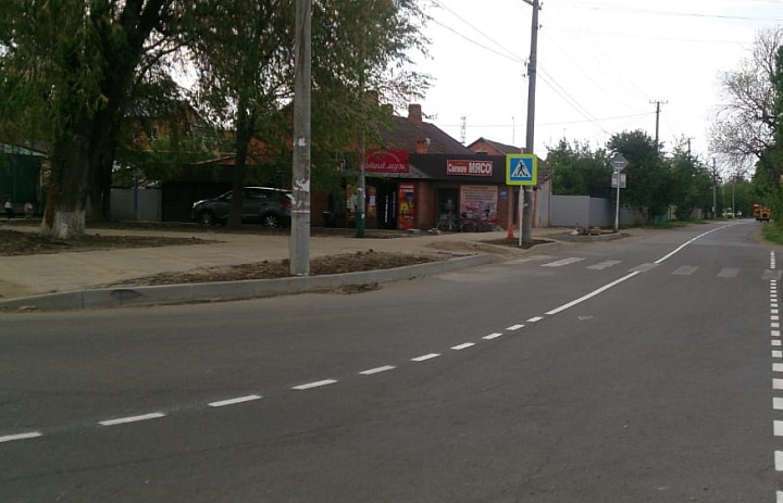 В Усть-Лабинске продолжаются работы по нанесению дорожной разметки