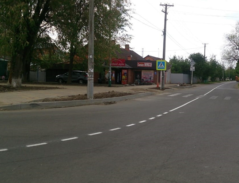 В Усть-Лабинске продолжаются работы по нанесению дорожной разметки