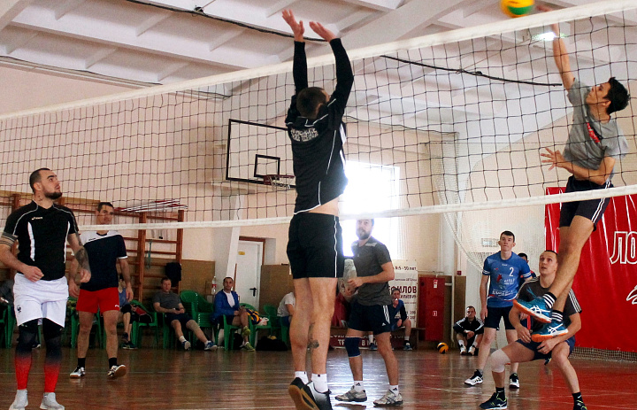 Групповые игры по волейболу среди мужчин прошли в Усть-Лабинске